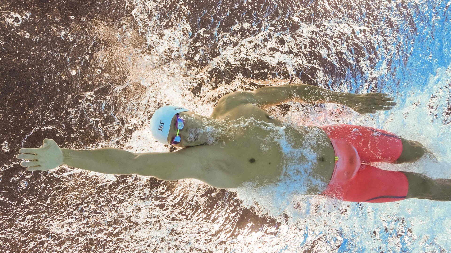 《电竞赛事的多平台联动：直播+短视频+社交新体验》，电竞赛事现场